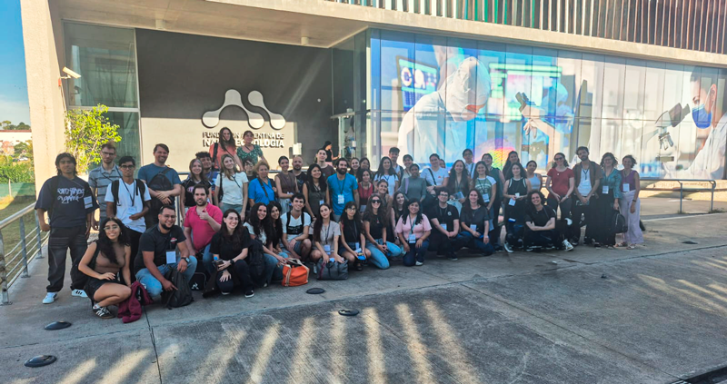 gente en el laboratorio