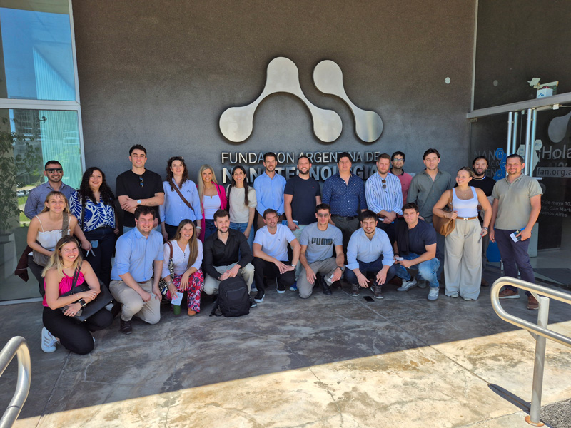 gente en el laboratorio